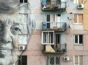 Австралийский художник создал в Авдеевке мурал с портретом учительницы