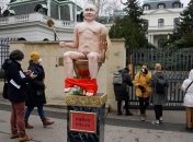 Скульптура голого путина на унитазе