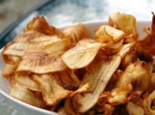 Банановые чипсы с ямайским соусом