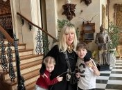 На фото — Алла Пугачова з двійнятами Лізою та Гаррі