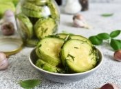 Маринованные кабачки можно приготовить без суеты на кухне