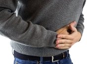 Врачи рассказали, как снизить боль в животе дома