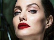 Анджелина Джоли недовольна тем, что Брэд Питт общается с Дженнифер Энистон