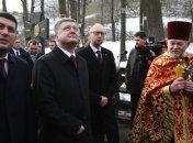 Порошенко и Гройсман обратились к украинцам по случаю столетия битвы под Крутами
