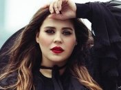 Солистка группы KAZKA взбудоражила фанов фото в платье-пеньюаре