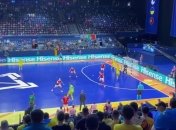 Украинские болельщики смотрят за игрой