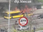 Сгорел за считанные минуты: в Киеве произошло огненное ЧП с автобусом (видео)