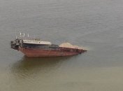 Каховском водохранилище затонула баржа, образовалось большое нефтяное пятно
