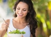 Диетологи подсказали, как правильно питаться в жару