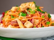 Корейська морква, кукурудза та сир Чечіль — ідеальне поєднання для смачного і пікантного салату