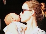 Материнские нежности Оливии Уайлд с трехнедельным сыночком (ФОТО)