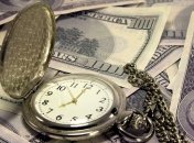 Украинцы массово забирают долларовые депозиты