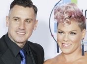 Пинк призналась, что спасает ее 14-летний брак с Кэри Хартом (Видео)