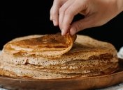 "Уверен, что такое сочетание обязательно придется вам по вкусу": Евгений Клопотенко поделился рецептом блинов со свеклой и творогом 