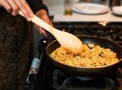 Перед приготовлением рис обязательно нужно промыть и замочить