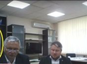 "Это или Петров, или Боширов!" В сети смеются над "чиновником" из Крыма, отрывшим "портал" во время совещания (видео)