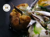 Запечена в солі картопля з кількою в пряному маринаді та   соус «Бер Блан» з кропом