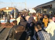 Терпение лопнуло: люди в Киеве заблокировали электричку
