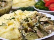 Необычные огурцы с грибами в сметане
