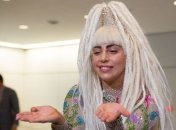 Без белья: Леди Гага пришла на свидания практически голой 