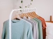 Желательно носить в качестве аксессуара белый шарф, золотую сумочку или украшения