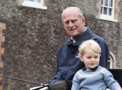 Букингемский дворец поделился ранее неопубликованными фото принца Филиппа из личной жизни