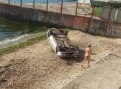 В Одессе автомобиль упал с обрыва на пляж