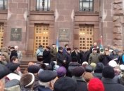 Пенсионеры пикетируют КГГА