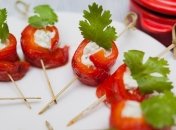 Рецепт дня: рулетики из перца с тунцом, зеленью и сливочным сыром