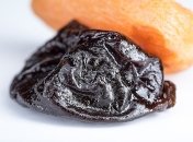 Корисний, та не для всіх: кому не варто "налягати" на чорнослив