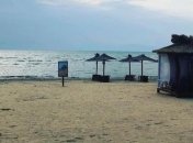 Водоросли и морские блохи отступили, но на пляжах украинских курортов людей стало заметно меньше (фото, видео)