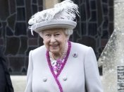 Елизавета II нарушила королевский протокол