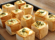 Вкусные и хрустящие хлебные кубики с начинкой