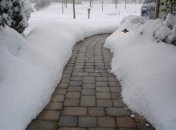 Не стоит использовать соль, ведь она может испортить обувь