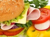 Мозг мужчин и женщин по-разному реагирует на жирную пищу