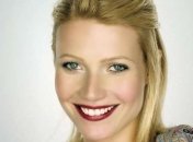 Гвинет Пэлтроу показала длинные стройные ноги в золотистом мини 