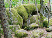 Збоку кам'яні брили справді нагадують хати. Звідси пішла легенда про те, що раніше тут стояло село