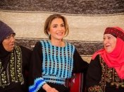 Вышитое черное платье до пят: королева Рания очаровала новым нарядом 