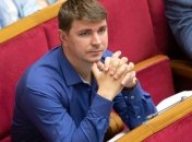 У Раду політик прийшов як депутат від "Слуги народу", але незабаром почав критикувати політсилу