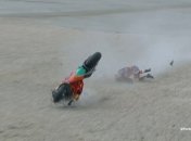 Мотогонщик на полном ходу не вписался в поворот: видео жуткой аварии