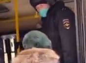 Теща меньше чем за минуту освободила зятя из автозака в Брянске: видео повеселило сеть