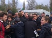 80 молодчиков напали на киевлян, которые шли жаловаться Азарову