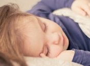 Ученые рассказали, как соблюдение режима сна детьми влияет на риск ожирения 