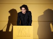 Тімоті позував один