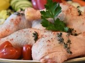 Вчені пояснили, чому не можна мити сиру курку