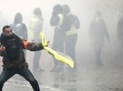 "Желтые жилеты" в Париже вынудили полицию применить водометы