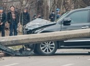 В центре Киева Toyota на скорости снесла столб