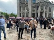 "Велюровый" карантин: протестующие устроили пикник под Офисом президента 