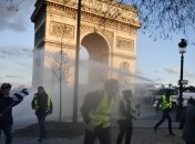 Елисейские поля в Париже приводят в порядок после погромов "желтых жилетов"