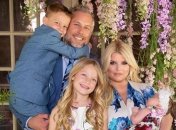 Берди Мэй Джонсон: трогательные фото новорожденной дочки Джессики Симпсон